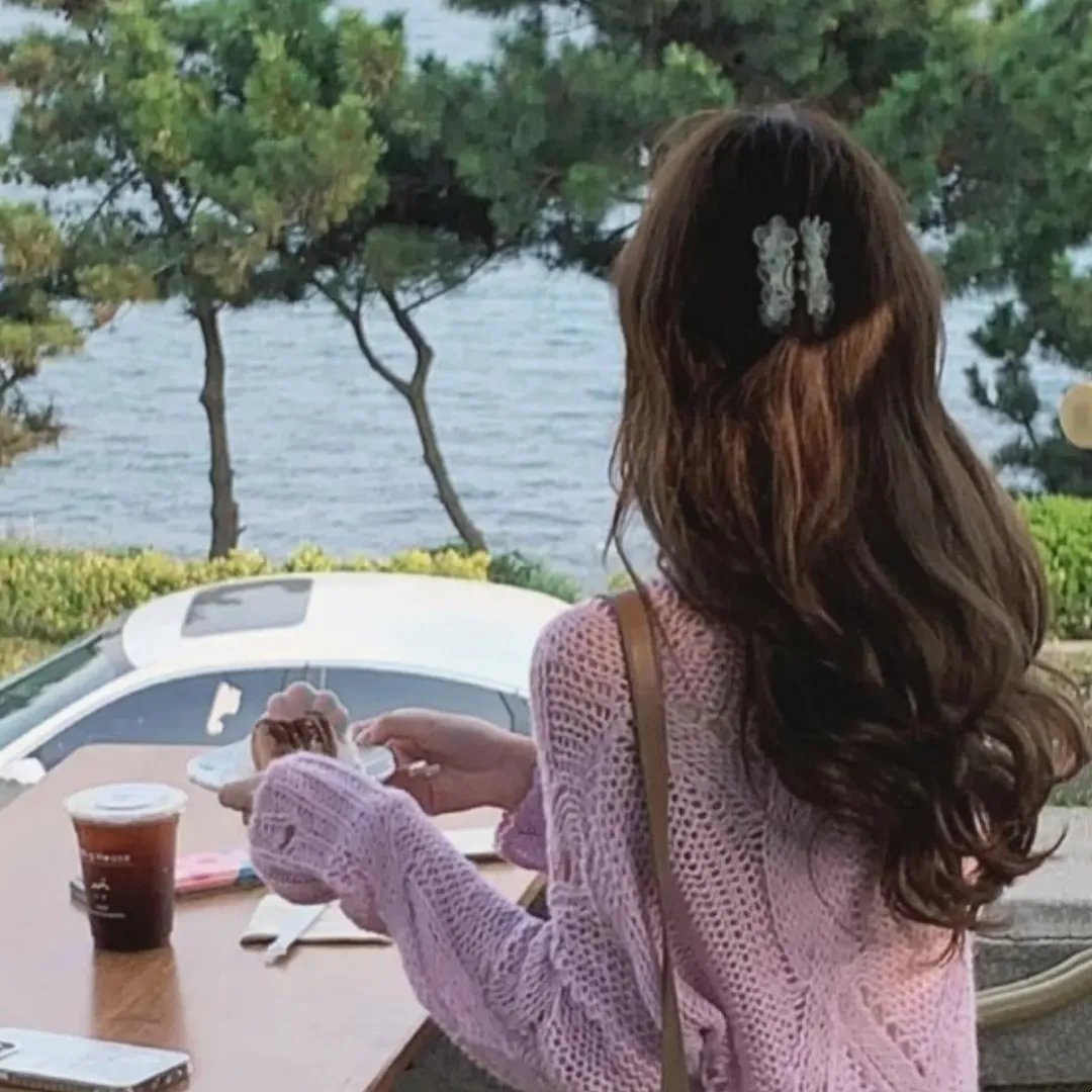 与一位女士合影